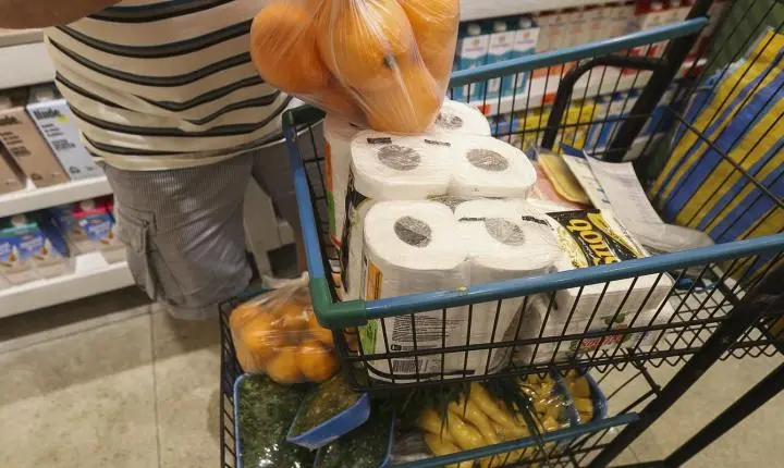 Inflação oficial registra desaceleração em abril, mas alimentos exercem pressão