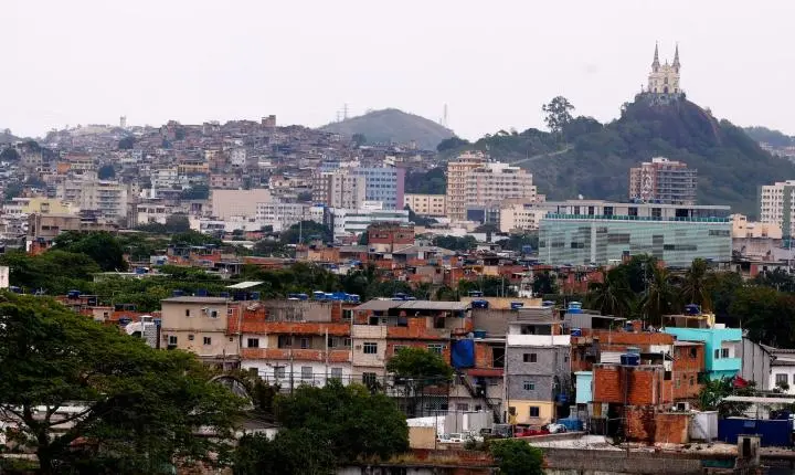 Justiça converte flagrante em prisão preventiva para casal que transportava arsenal ao Comando Vermelho