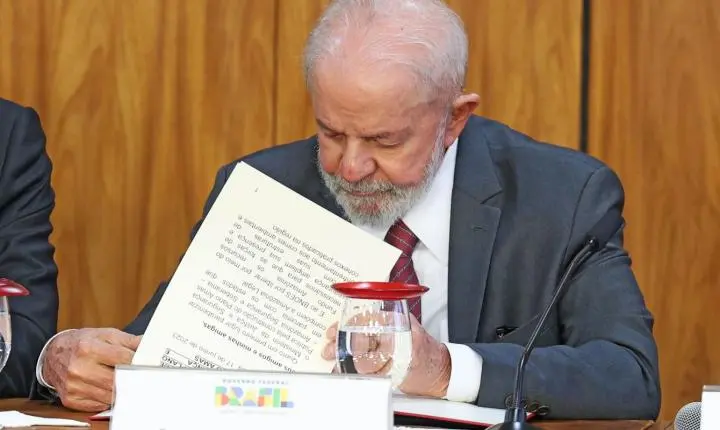Lula veta proposta que equiparava estágio a experiência profissional