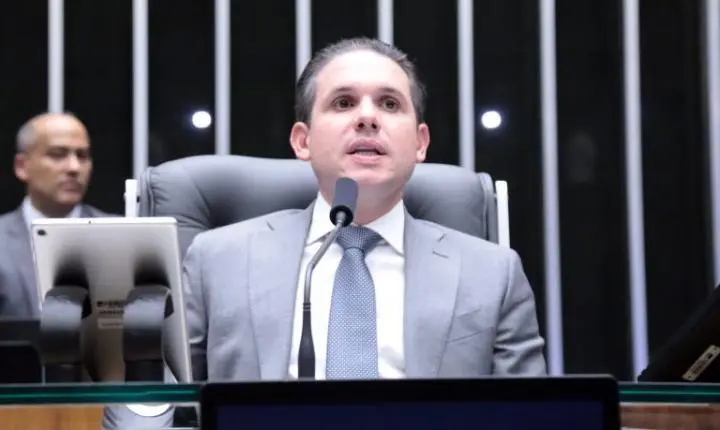 Presidente da Câmara condiciona votação sobre combustíveis à retirada de urgência de projeto da jornada de trabalho