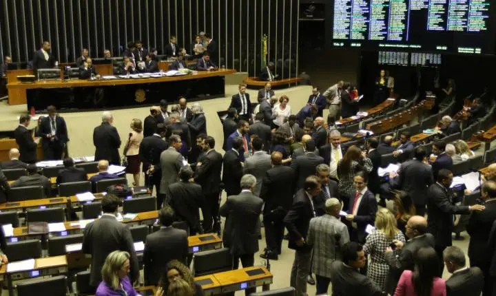 Congresso derruba veto e abre caminho para municípios endividados acessarem verbas da União