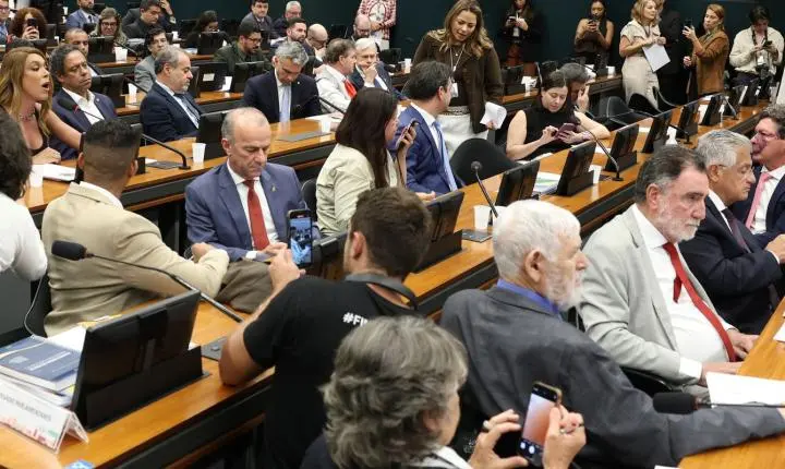 Votação da PEC que visa o fim da jornada 6x1 é adiada na CCJ da Câmara