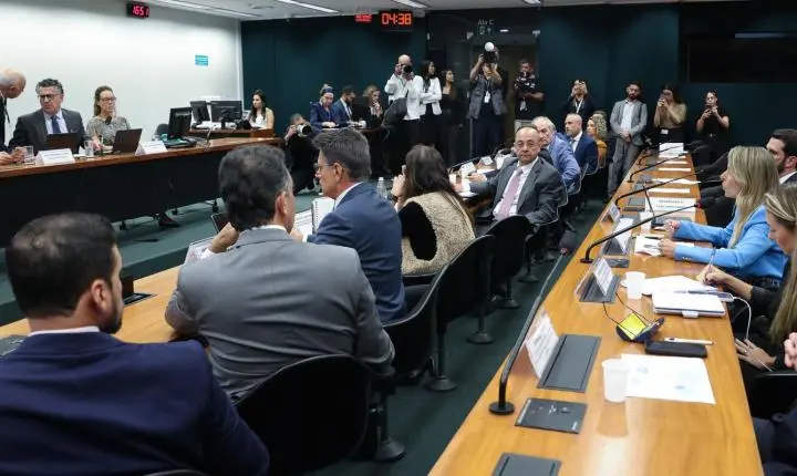 Pedido de vista adia votação da PEC que busca restringir escala 6x1