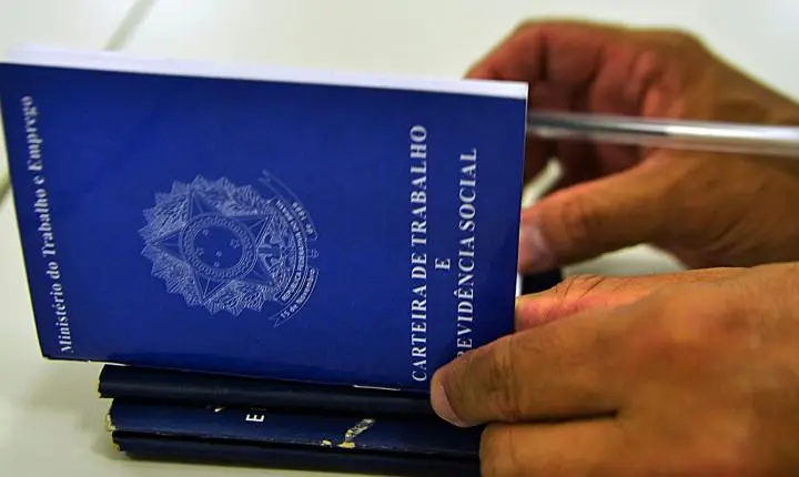 Trabalhador brasileiro prefere carteira assinada, aponta estudo