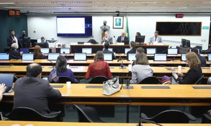Pirataria eleva informalidade e custos para a indústria, alertam especialistas em debate na Câmara