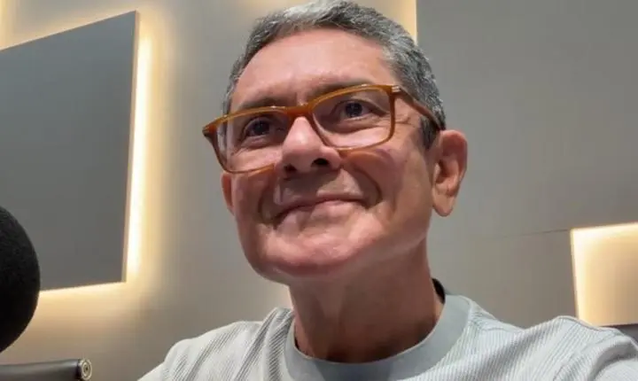 Prefeito Rinaldo Cipriano anuncia saúde noturna permanente e ampliação dos serviços aos finais de semana em Joca Claudino, durante entrevista 