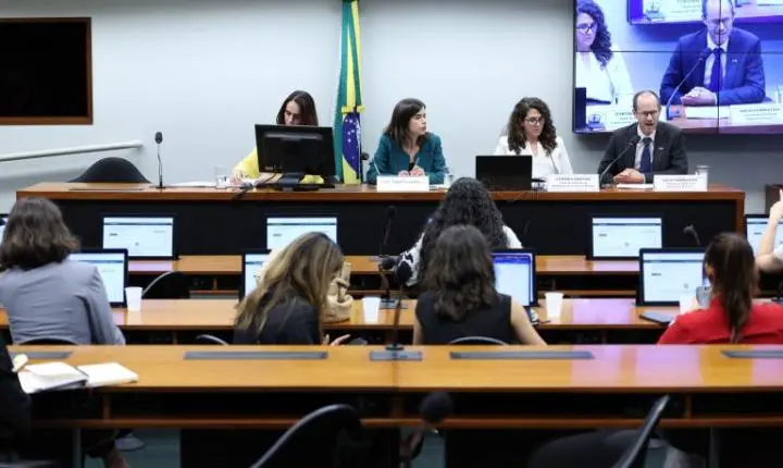 Câmara dos Deputados prepara apresentação de relatório final sobre projeto que equipara misoginia ao racismo