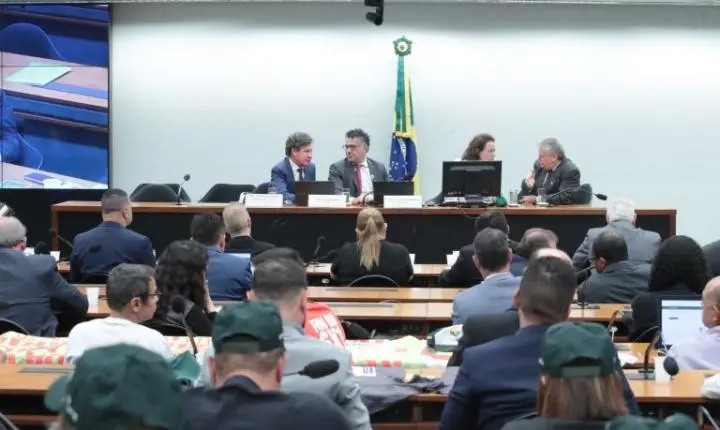 Centrais sindicais demandam fim da escala 6x1 sem período de transição