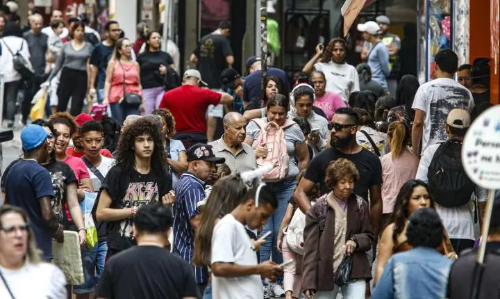 Salários impulsionam redução da pobreza em 22 regiões metropolitanas do Brasil