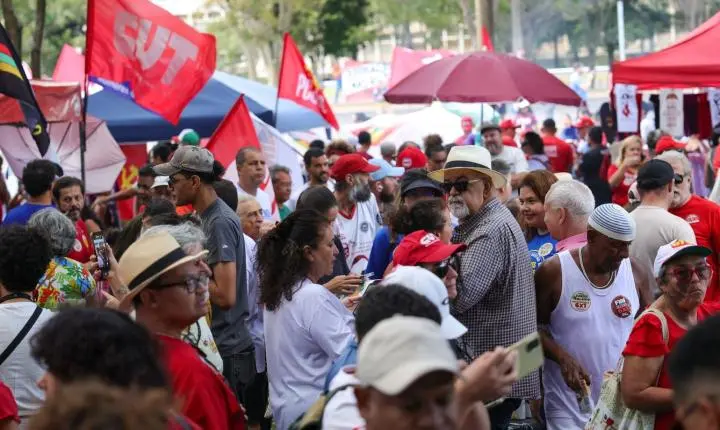 Centrais sindicais promovem ato em defesa do descanso e contra a jornada 6x1