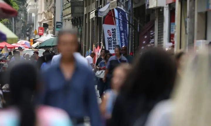 Desocupação entre pessoas pretas é 55% superior à de brancos, aponta IBGE